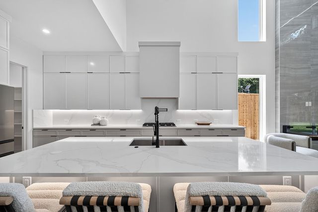 2519 W Lovers Lane, Dallas, TX 75235