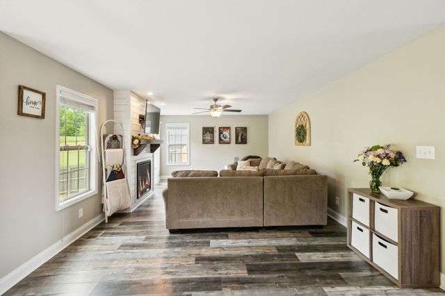 1305 Harmon Ln, Clarksville, TN 37042