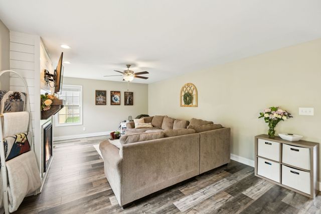 1305 Harmon Ln, Clarksville, TN 37042