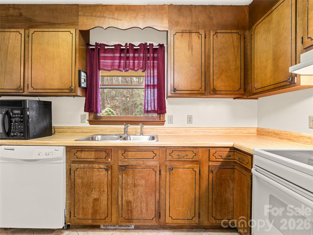86 View De Lake Drive, Etowah, NC 28729