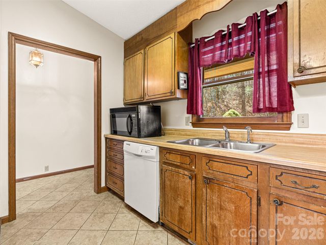 86 View De Lake Drive, Etowah, NC 28729