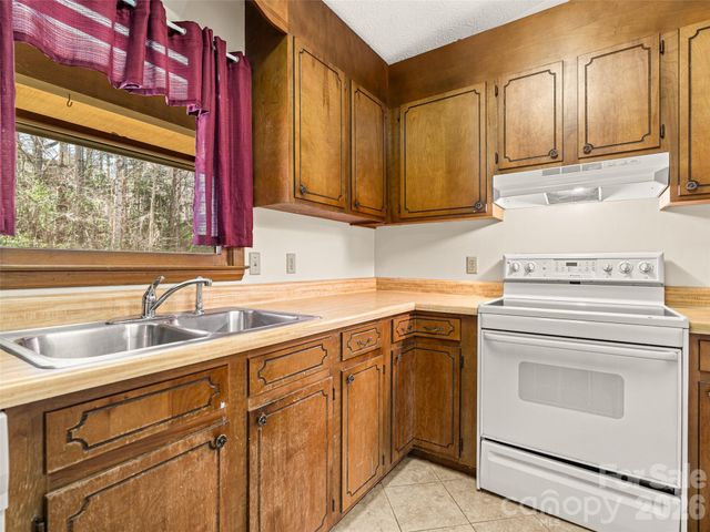 86 View De Lake Drive, Etowah, NC 28729