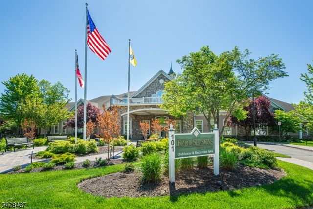 3 Pebble Rd D1, Woodland Park, NJ 07424