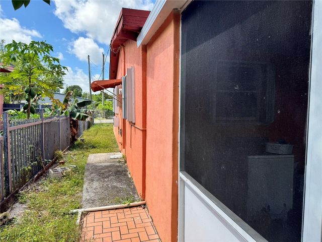 285 NE 165th St, Miami, FL 33162