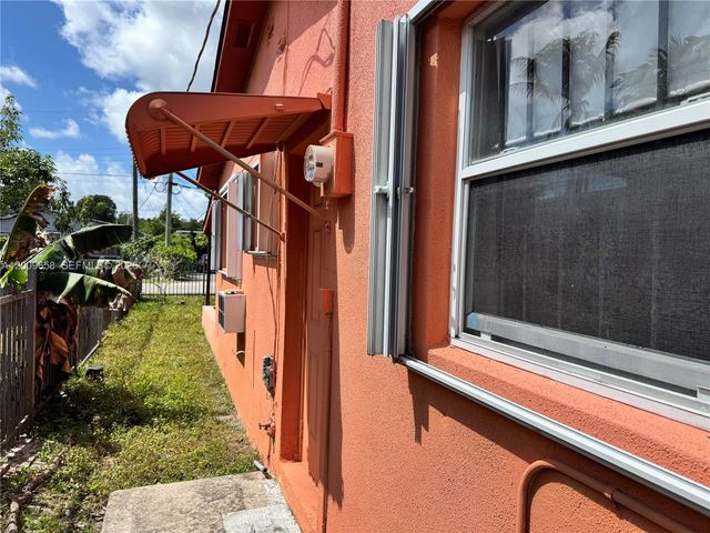 285 NE 165th St, Miami, FL 33162