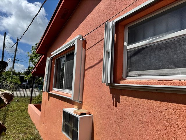 285 NE 165th St, Miami, FL 33162