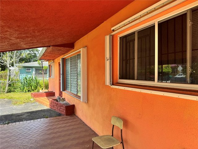 285 NE 165th St, Miami, FL 33162