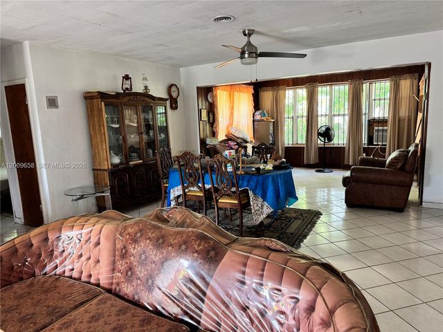 285 NE 165th St, Miami, FL 33162