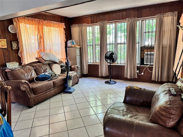 285 NE 165th St, Miami, FL 33162