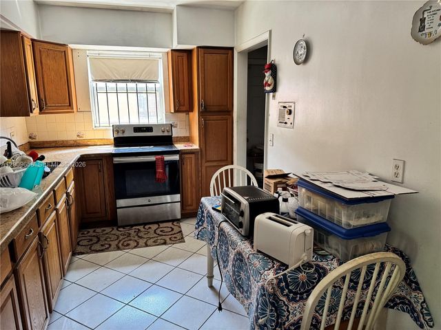 285 NE 165th St, Miami, FL 33162