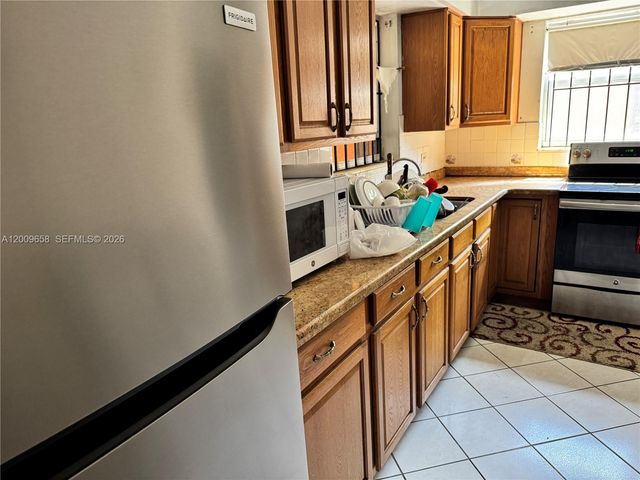 285 NE 165th St, Miami, FL 33162