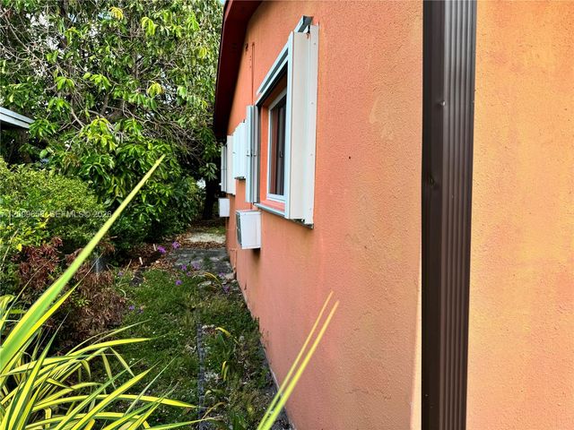 285 NE 165th St, Miami, FL 33162