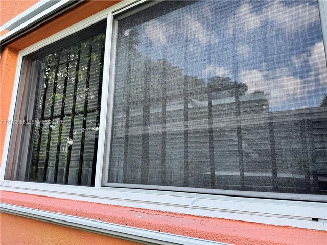 285 NE 165th St, Miami, FL 33162