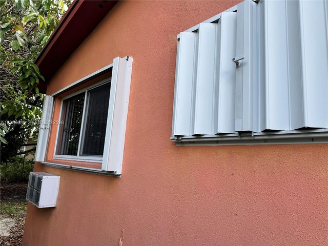 285 NE 165th St, Miami, FL 33162