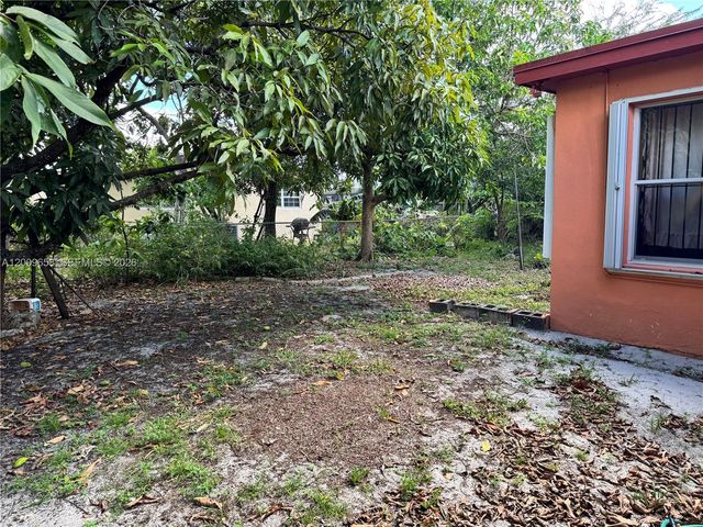 285 NE 165th St, Miami, FL 33162