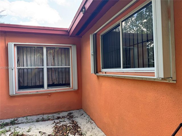 285 NE 165th St, Miami, FL 33162
