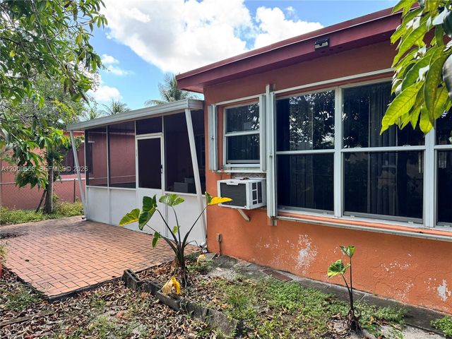 285 NE 165th St, Miami, FL 33162