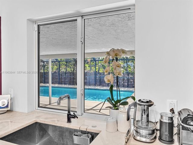 840 S Southlake Dr, Hollywood, FL 33019