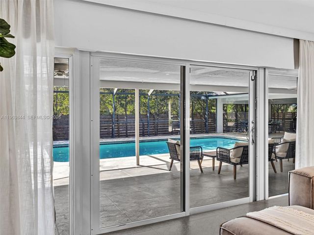 840 S Southlake Dr, Hollywood, FL 33019