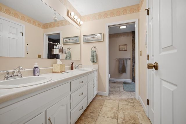 24 Bay Pointe Drive, Bloomington, IL 61704