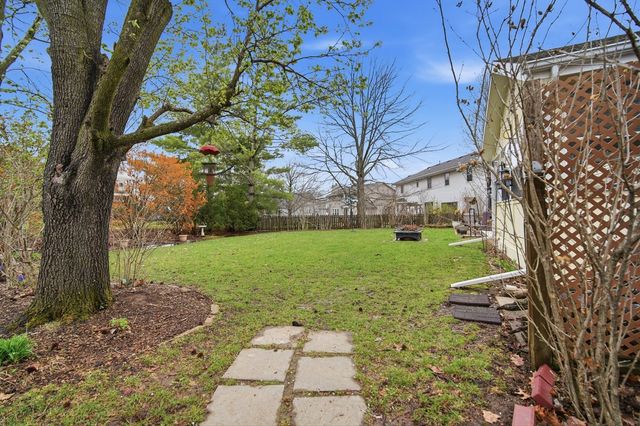 24 Bay Pointe Drive, Bloomington, IL 61704