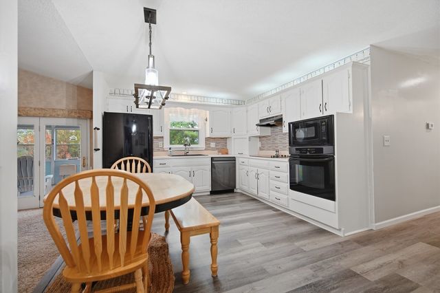 24 Bay Pointe Drive, Bloomington, IL 61704