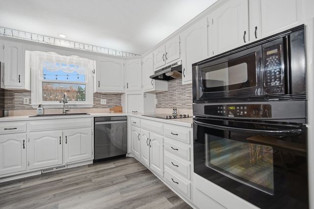 24 Bay Pointe Drive, Bloomington, IL 61704