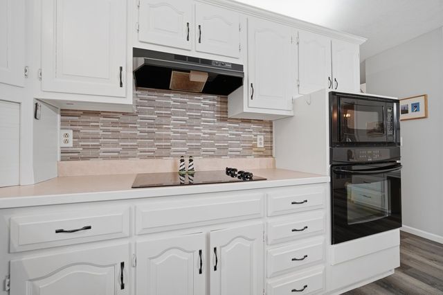 24 Bay Pointe Drive, Bloomington, IL 61704