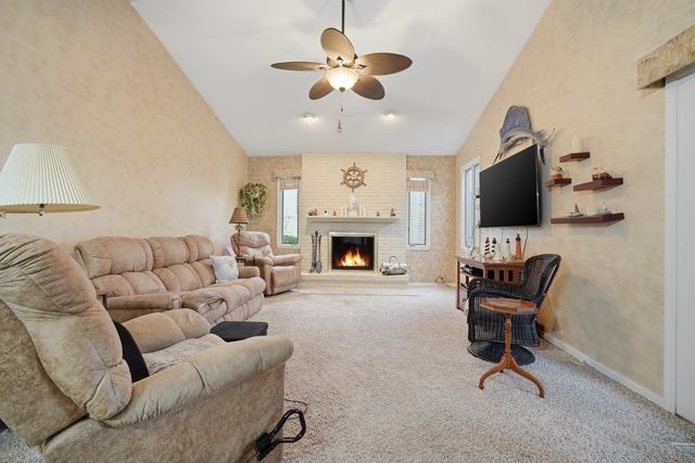 24 Bay Pointe Drive, Bloomington, IL 61704