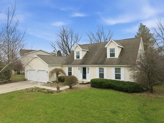 24 Bay Pointe Drive, Bloomington, IL 61704