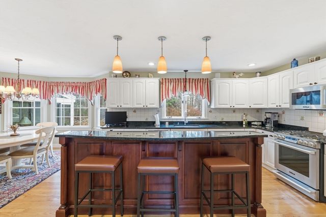 7 Farmside Dr, Pembroke, MA 02359