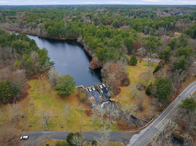 7 Farmside Dr, Pembroke, MA 02359