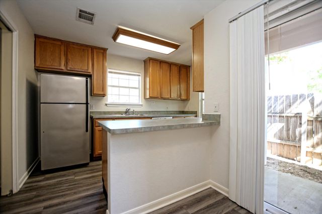 101 S Mockingbird CIR, Cedar Creek, TX 78612