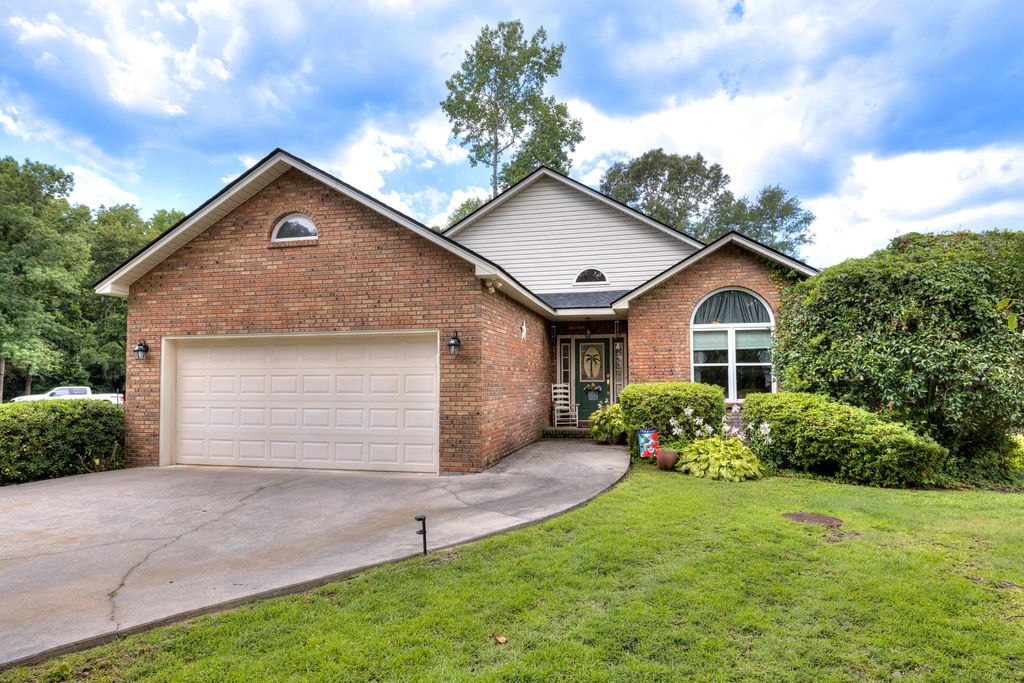800 Bentwood Circle, Manning, SC 29102