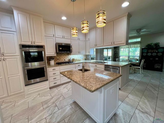 3802 Holly Ridge Dr, Longview, TX 75605