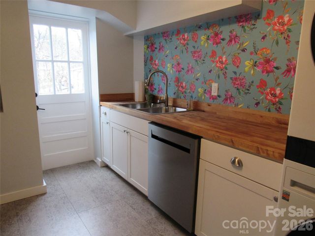 822 Azalea Avenue, Black Mountain, NC 28711