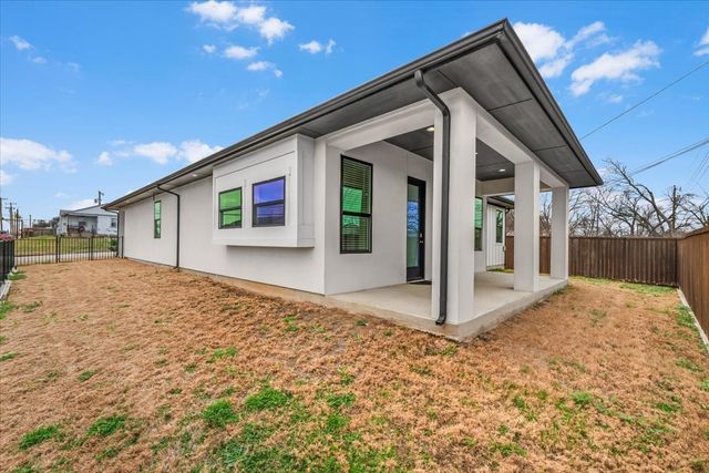 2561 Burton Avenue, Fort Worth, TX 76105