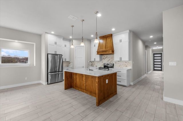 2561 Burton Avenue, Fort Worth, TX 76105