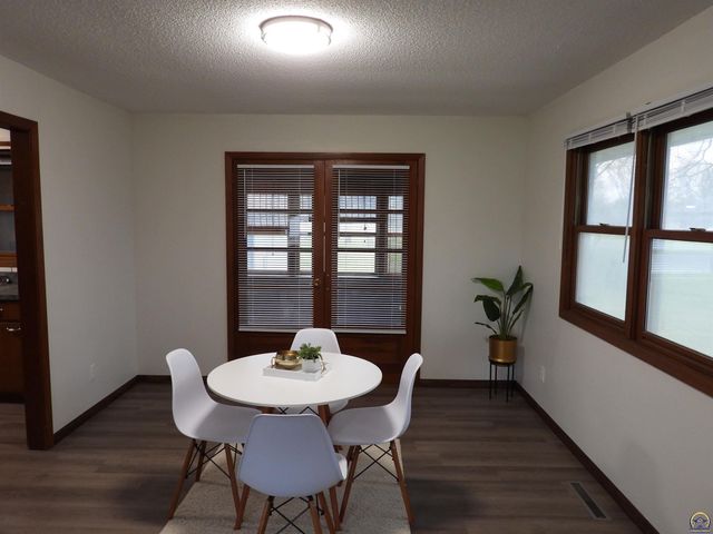 718 S 9th St, Osage City, KS 66523