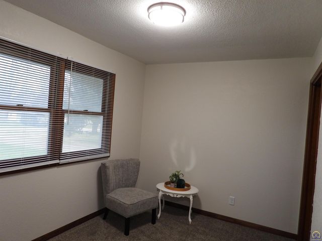 718 S 9th St, Osage City, KS 66523