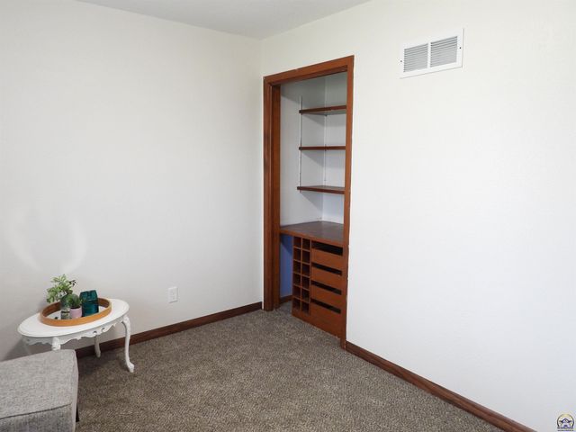 718 S 9th St, Osage City, KS 66523