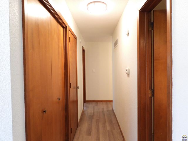 718 S 9th St, Osage City, KS 66523