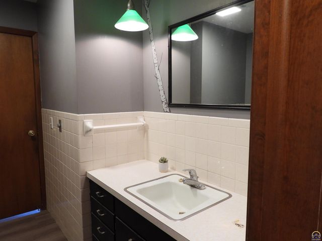 718 S 9th St, Osage City, KS 66523