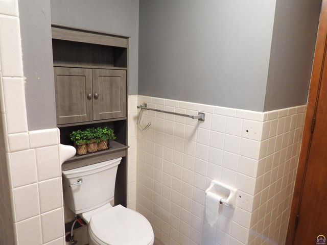 718 S 9th St, Osage City, KS 66523