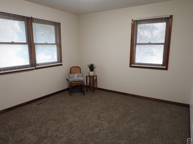 718 S 9th St, Osage City, KS 66523