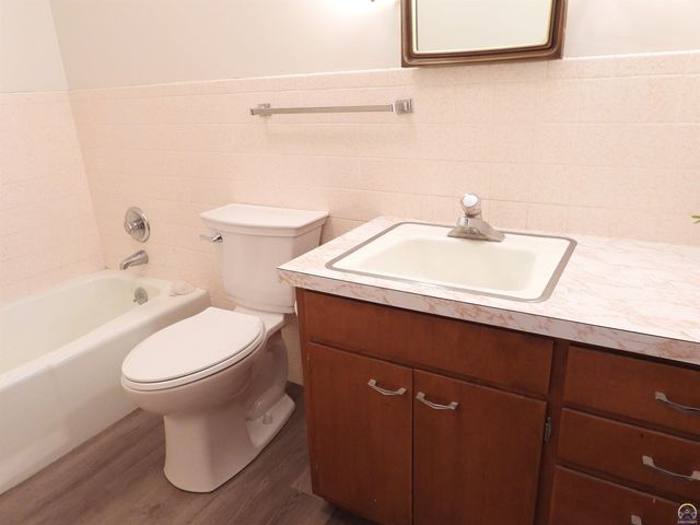 718 S 9th St, Osage City, KS 66523