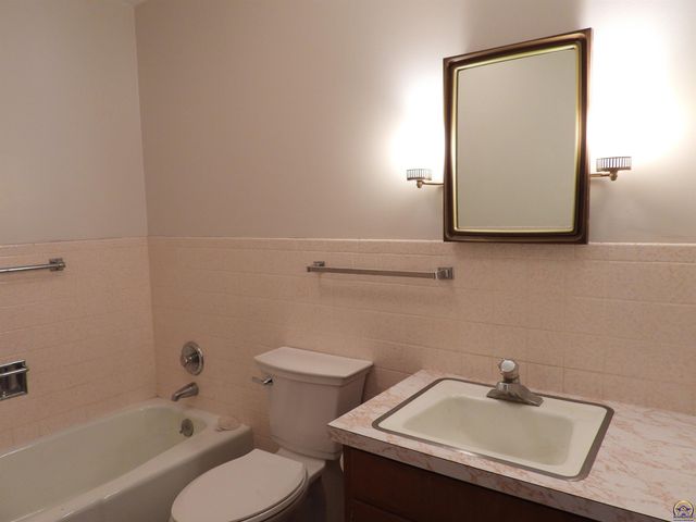 718 S 9th St, Osage City, KS 66523