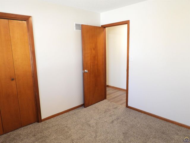 718 S 9th St, Osage City, KS 66523