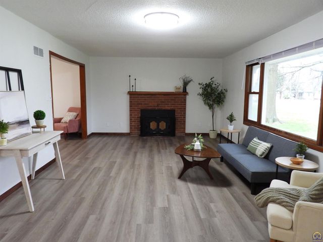 718 S 9th St, Osage City, KS 66523