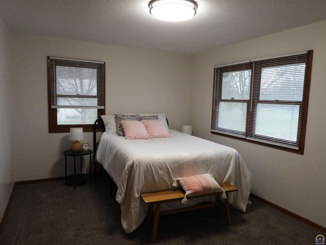 718 S 9th St, Osage City, KS 66523